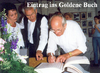 Werner Bunthe trägt sich in das Goldene Buch der Gemeinde Caputh ein