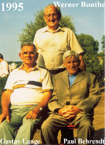 Drei Sportfreunde, die wesentlich am Bau des Bootsplatzes beteiligt waren