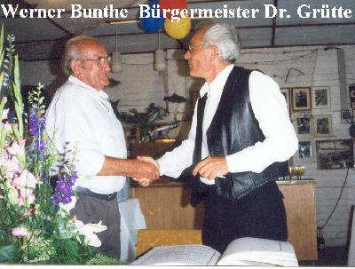 Der Bürgermeister der Gemeinde Caputh, Dr.F.-K. Grütte, gratuliert